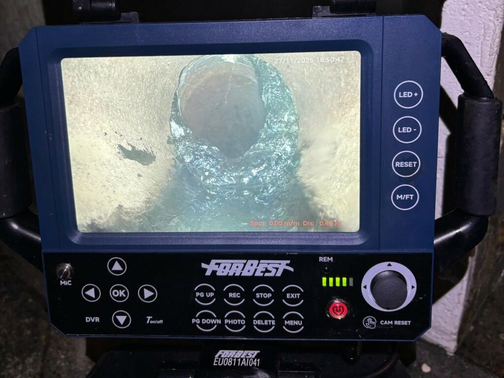 Fausse bonne idée : pourquoi l’acide peut aggraver le tartre dans vos canalisations